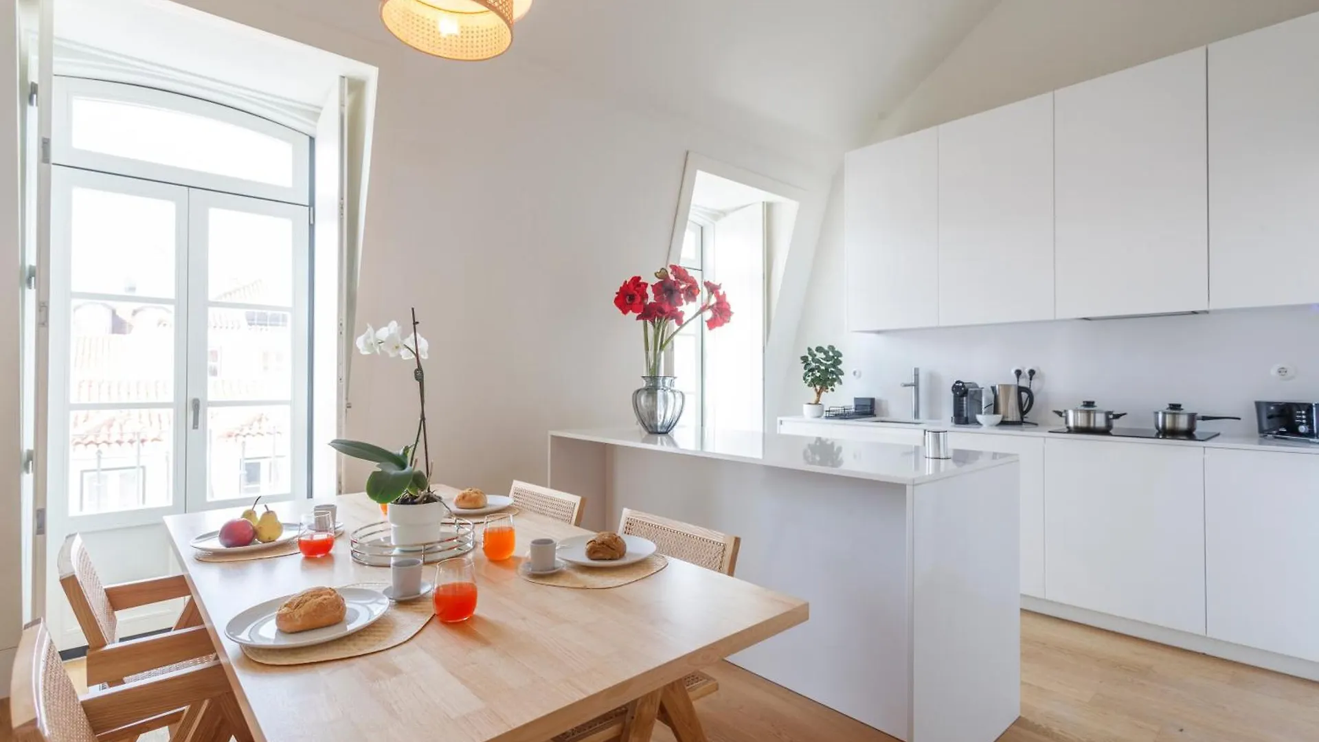 Luxury Apartment With Balcony In Downtown Lisbon