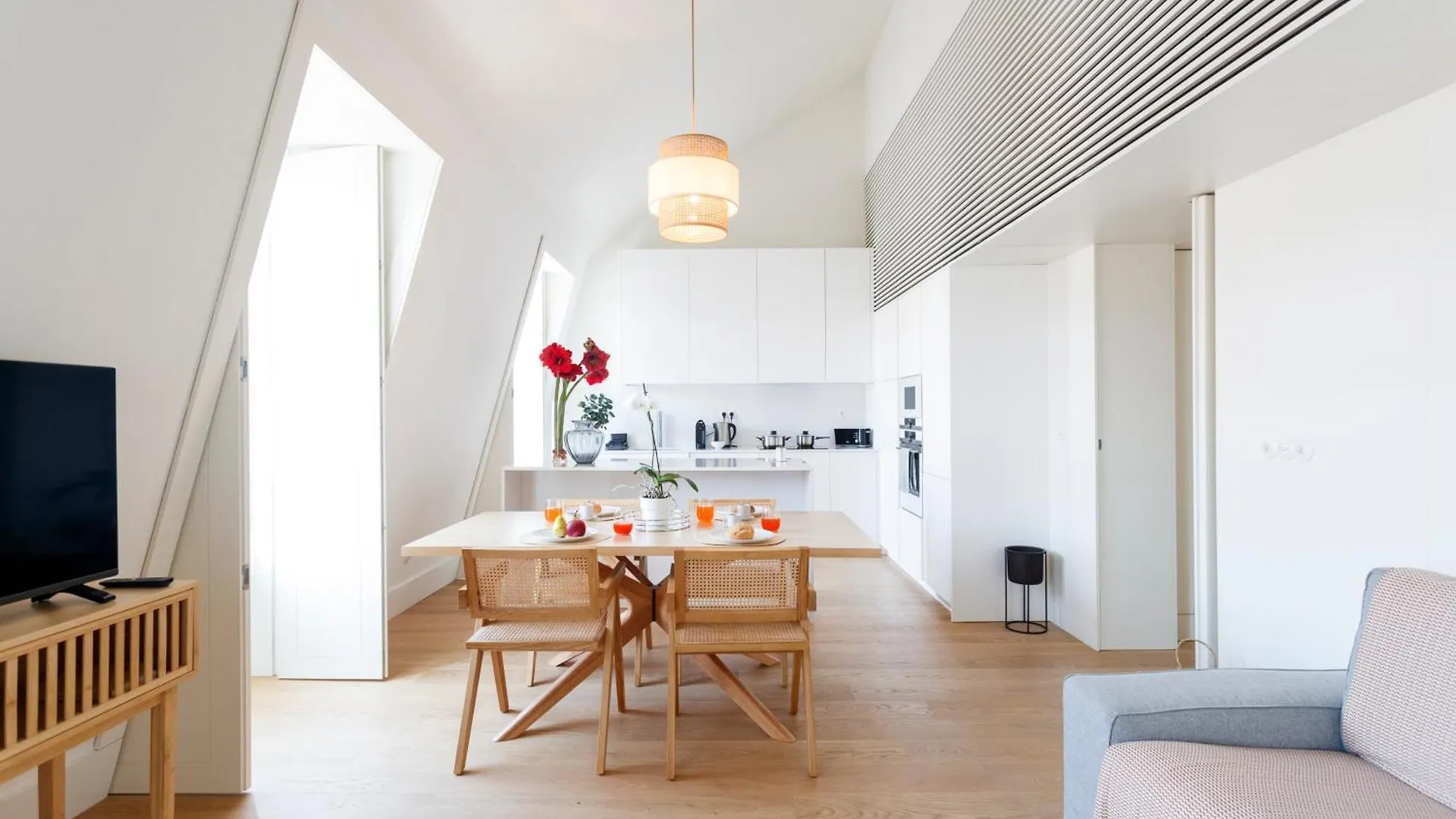 Luxury Apartment With Balcony In Downtown Lisbon