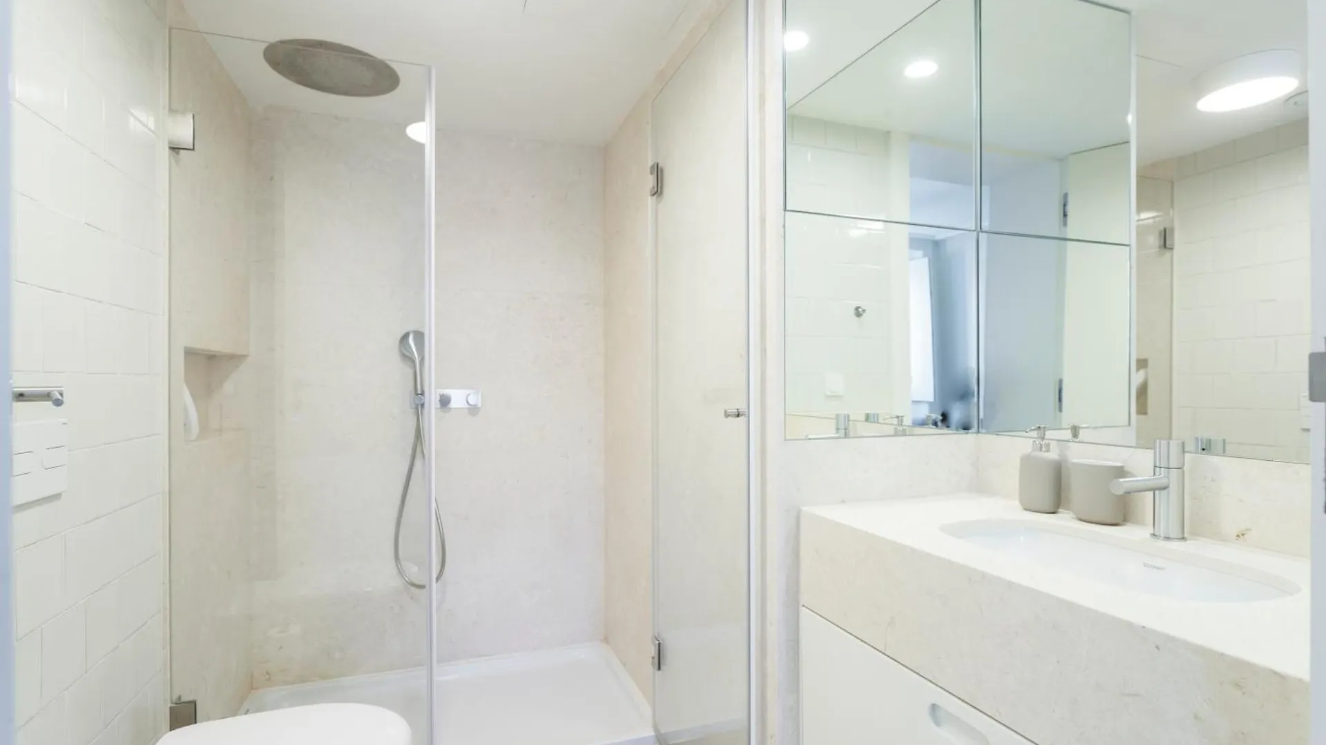 Luxury Apartment With Balcony In Downtown Lisbon