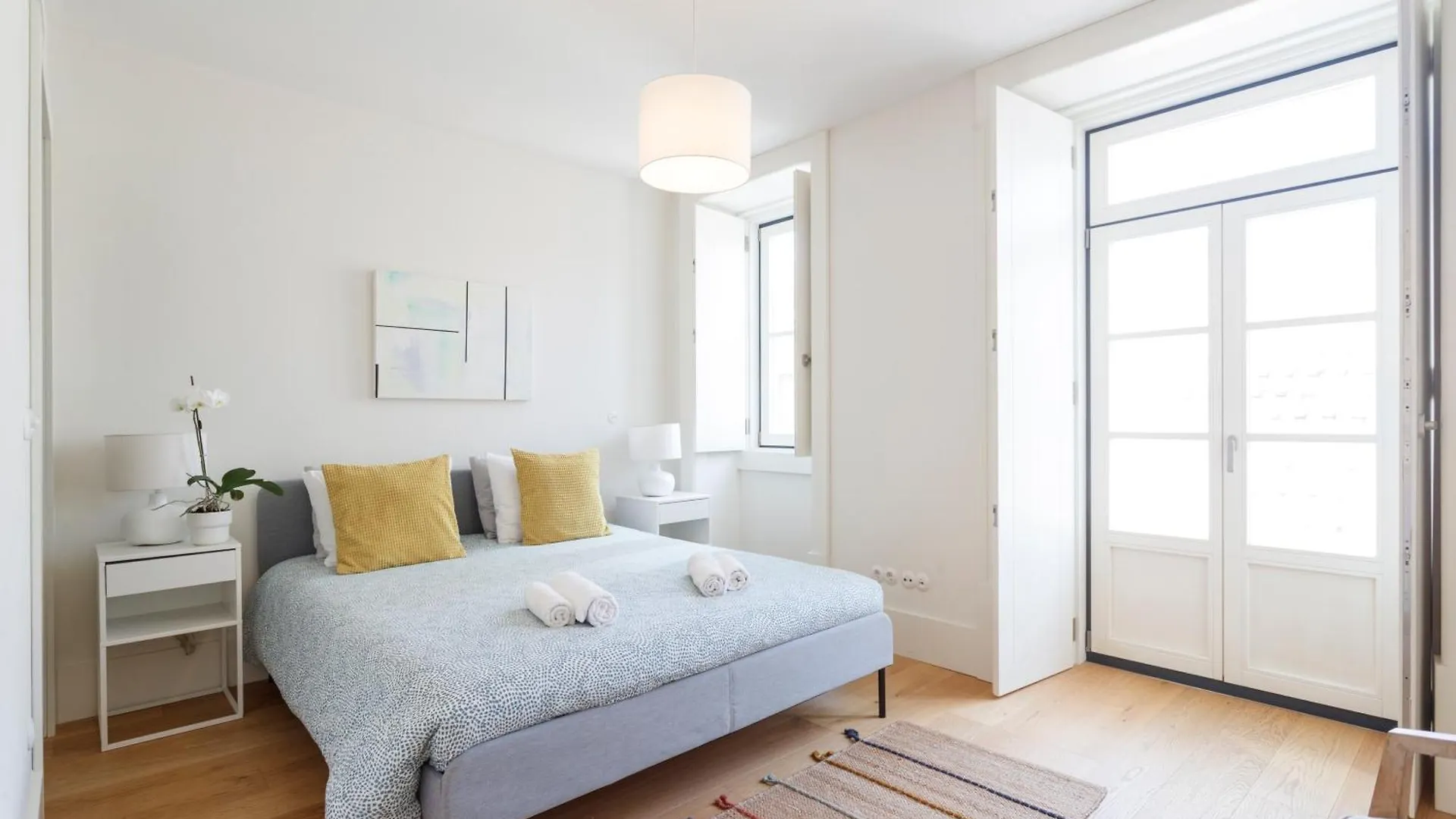 Luxury Apartment With Balcony In Downtown Lisbon Portugal